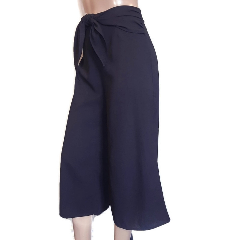 3/$20 Gilbert Tie Waist Wide Leg Woven Capri Pants Womens Medium Cropped Black
